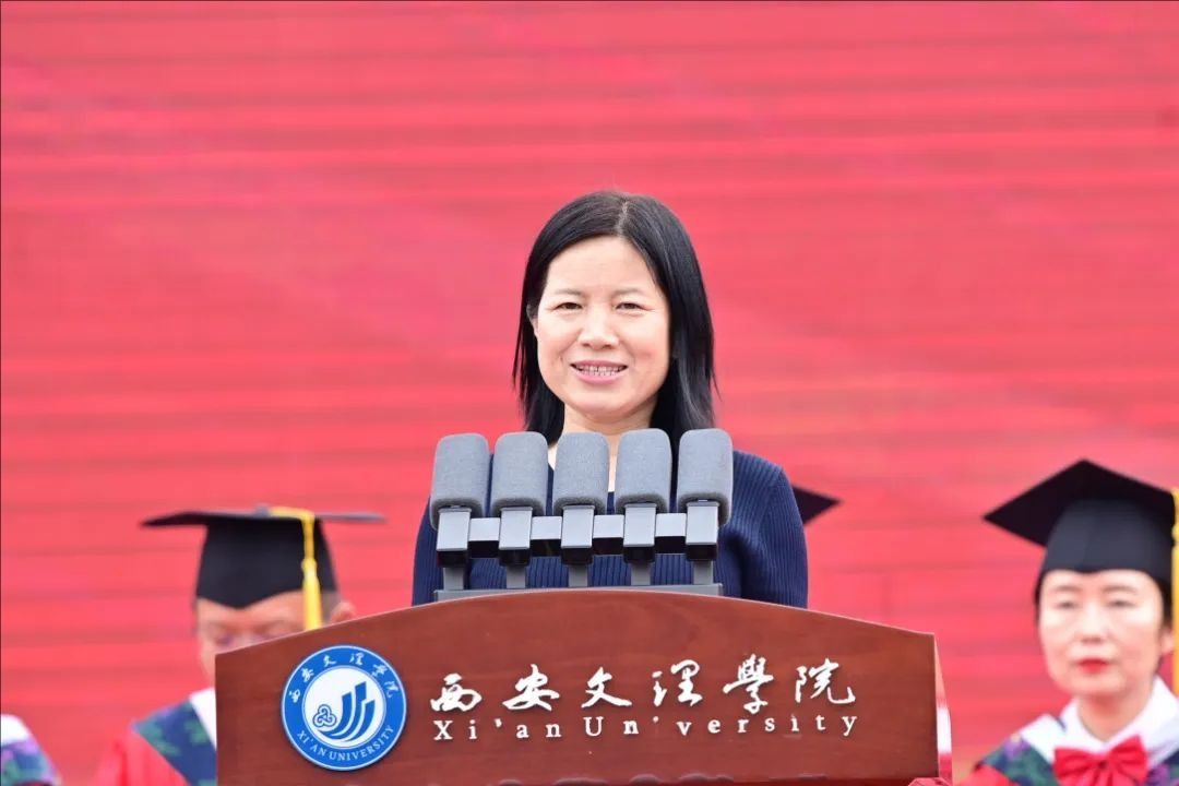 校友代表侯妙乐发言